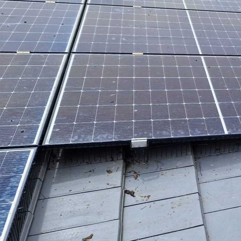 Solaranlage mit Taubenabwehrsystem